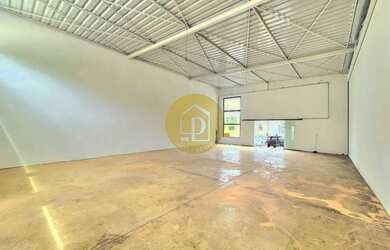 Imagem: O depósito possui 3 Vagas na garagem, 200m² de Área e está