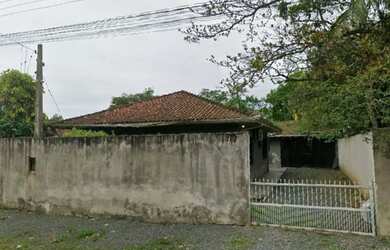 Imagem: A casa possui 3 Dormitórios, 1 Banheiro, 1 Vaga na garagem