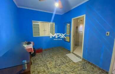 Imagem: A casa possui 5 Dormitórios, 3 Banheiros, 2 Vagas na garagem