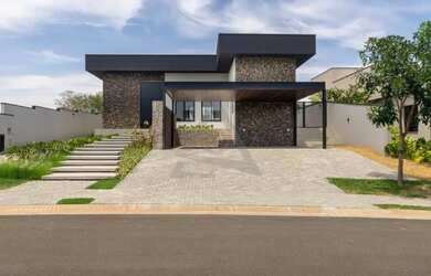 Imagem: A casa em condomínio possui 4 Dormitórios, 3 Banheiros, 4