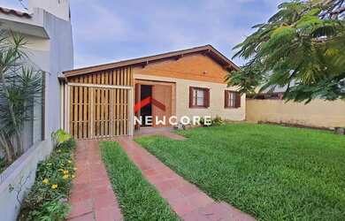 Imagem: A casa possui 5 Dormitórios, 2 Banheiros, 2 Vagas na garagem