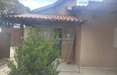 Imagem: A casa possui 2 Dormitórios, 1 Banheiro, 2 Vagas na garagem