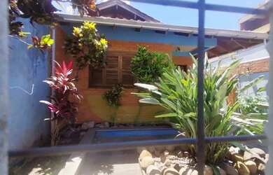 Imagem: A casa possui 3 Dormitórios, 2 Banheiros, 2 Vagas na garagem