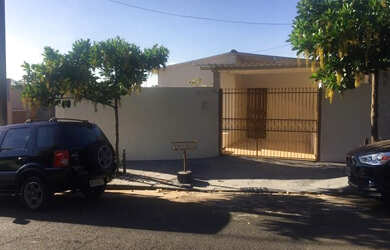 Imagem: A casa possui 2 Dormitórios, 1 Banheiro, 1 Vaga na garagem