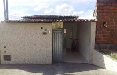 Imagem: A casa possui 2 Dormitórios, 1 Banheiro, 1 Vaga na garagem