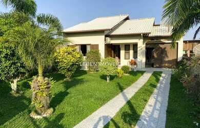 Imagem: A casa possui 3 Dormitórios, 2 Banheiros, 1 Vaga na garagem