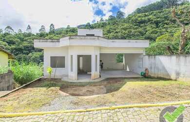 Imagem: A casa possui 4 Dormitórios, 3 Banheiros, 2 Vagas na garagem