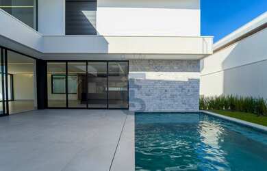 Imagem 11: Sobrado em condominio na Zona Sul com móveis planejados e elevador instalado