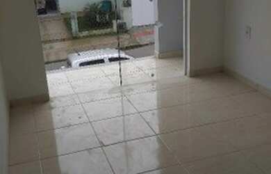 Imagem: A casa possui 2 Dormitórios, 2 Banheiros, 2 Vagas na garagem