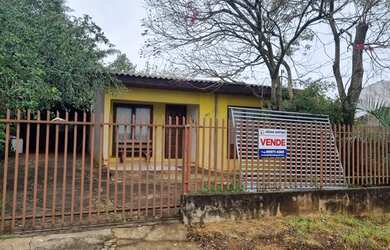 Imagem: A casa possui 2 Dormitórios, 2 Banheiros, 3 Vagas na garagem