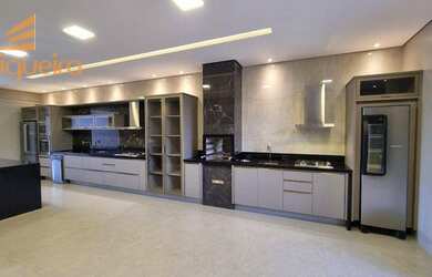 Imagem: A casa possui 3 Dormitórios, 4 Banheiros, 2 Vagas na garagem