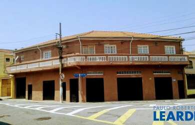 Imagem: A casa possui 4 Dormitórios, 4 Banheiros, 600m² de Área e