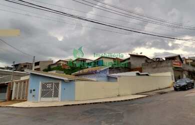 Imagem: A casa possui 2 Dormitórios, 2 Banheiros, 3 Vagas na garagem