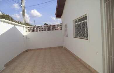 Imagem: A casa possui 3 Dormitórios, 2 Banheiros, 5 Vagas na garagem