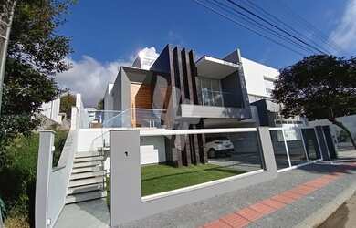 Imagem: A casa possui 3 Dormitórios, 3 Banheiros, 2 Vagas na garagem