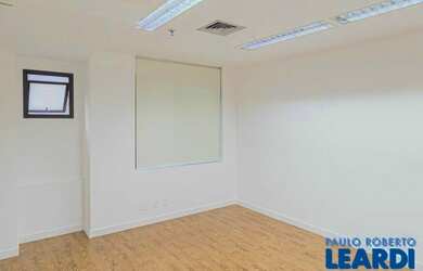 Imagem: O depósito possui 2 Vagas na garagem, 91m² de Área e está