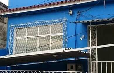 Imagem: A casa possui 4 Dormitórios, 2 Banheiros, 1 Vaga na garagem