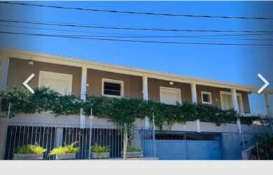 Imagem: A casa possui 3 Dormitórios, 2 Banheiros, 5 Vagas na garagem