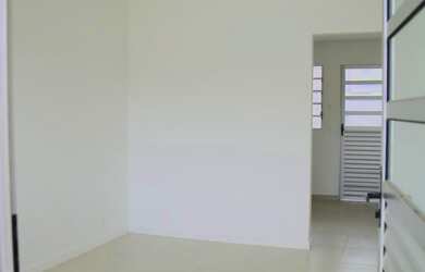 Imagem: A casa possui 2 Dormitórios, 2 Banheiros, 2 Vagas na garagem