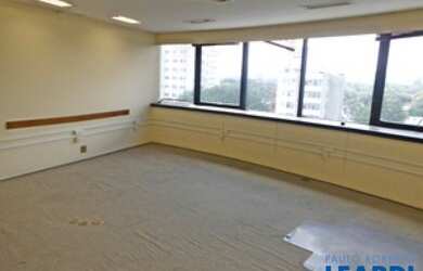 Imagem: O depósito possui 3 Vagas na garagem, 246m² de Área e está