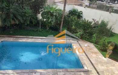 Imagem: A casa possui 4 Dormitórios, 5 Banheiros, 4 Vagas na garagem