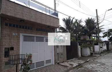 Imagem: A casa possui 3 Dormitórios, 3 Banheiros, 2 Vagas na garagem