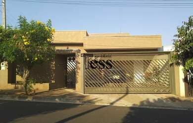 Imagem: A casa possui 3 Dormitórios, 2 Banheiros, 2 Vagas na garagem