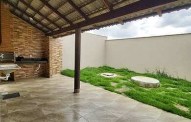 Imagem: A casa possui 3 Dormitórios, 2 Banheiros, 3 Vagas na garagem