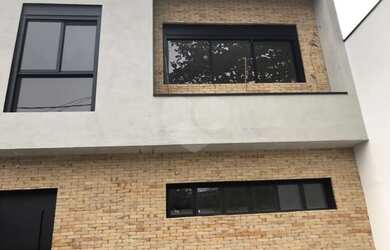 Imagem: A casa possui 3 Dormitórios, 5 Banheiros, 2 Vagas na garagem