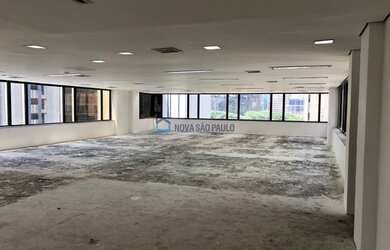 Imagem: O depósito possui 3 Vagas na garagem, 320m² de Área e está