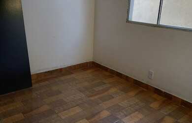 Imagem: A casa possui 3 Dormitórios, 1 Banheiro, 1 Vaga na garagem