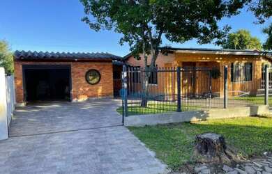 Imagem: A casa possui 2 Dormitórios, 1 Banheiro, 4 Vagas na garagem