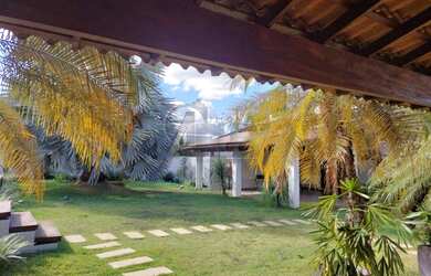 Imagem: A casa possui 4 Dormitórios, 4 Banheiros e 600m² de Área