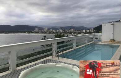 Imagem: A casa possui 4 Dormitórios, 5 Banheiros, 4 Vagas na garagem