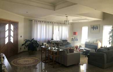 Imagem: A casa possui 4 Dormitórios, 3 Banheiros, 4 Vagas na garagem