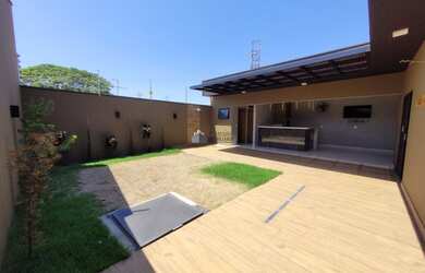 Imagem: A casa possui 3 Dormitórios, 4 Banheiros, 3 Vagas na garagem