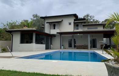 Imagem: A casa possui 4 Dormitórios, 5 Banheiros, 5 Vagas na garagem