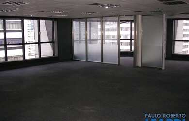 Imagem: O depósito possui 5 Vagas na garagem e 395m² de Área e está