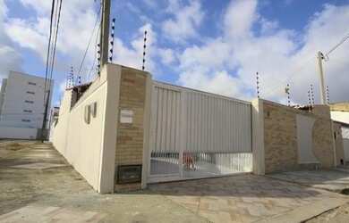 Imagem: A casa possui 4 Dormitórios, 4 Banheiros, 2 Vagas na garagem