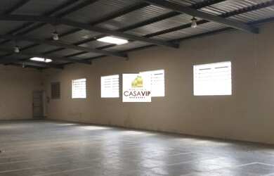 Imagem: O depósito possui 5 Vagas na garagem e 400m² de Área e está