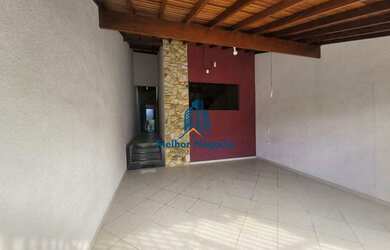 Imagem: A casa possui 2 Dormitórios, 1 Banheiro, 2 Vagas na garagem