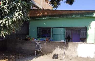 Imagem: A casa possui 2 Dormitórios, 1 Banheiro, 3 Vagas na garagem