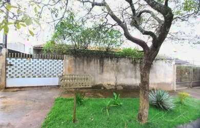 Imagem: A casa possui 3 Dormitórios, 1 Banheiro, 2 Vagas na garagem