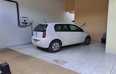 Imagem: A casa possui 5 Dormitórios, 3 Banheiros, 2 Vagas na garagem