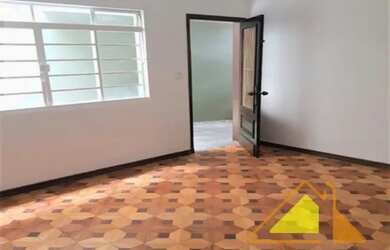 Imagem: A casa possui 2 Dormitórios, 2 Banheiros, 2 Vagas na garagem