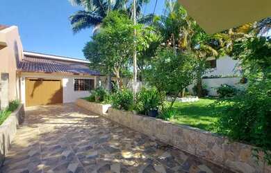 Imagem: A casa possui 3 Dormitórios, 3 Banheiros, 2 Vagas na garagem