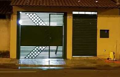 Imagem: A casa possui 2 Dormitórios, 1 Banheiro, 1 Vaga na garagem