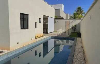 Imagem: A casa possui 3 Dormitórios, 3 Banheiros, 2 Vagas na garagem