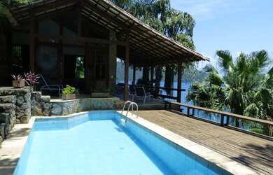 Imagem: A casa possui 3 Dormitórios, 4 Banheiros, 1200m² de Área