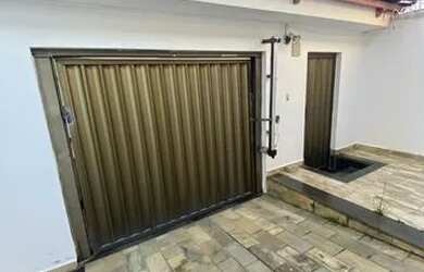 Imagem: A casa possui 3 Dormitórios, 3 Banheiros e 1 Vaga na garagem